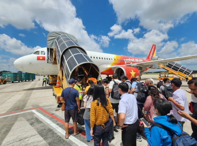 Hàng không bổ sung hàng trăm chuyến vẫn ‘cháy’ vé máy bay Tết Hàng không bổ sung hàng trăm chuyến vẫn 'cháy' vé máy bay Tết
