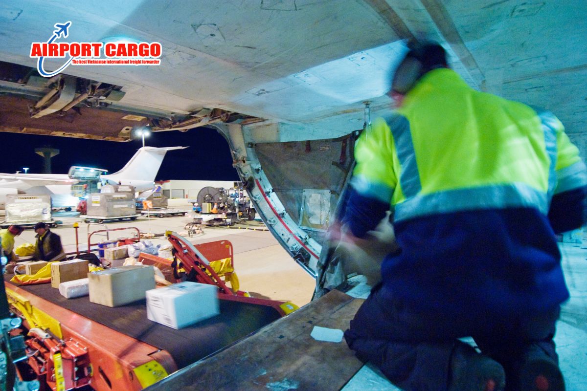 Tại sao hàng hóa phải được chuẩn bị trước giờ máy bay cất cánh rất lâu? Tại sao hàng hóa phải được chuẩn bị trước giờ máy bay cất cánh rất lâu?